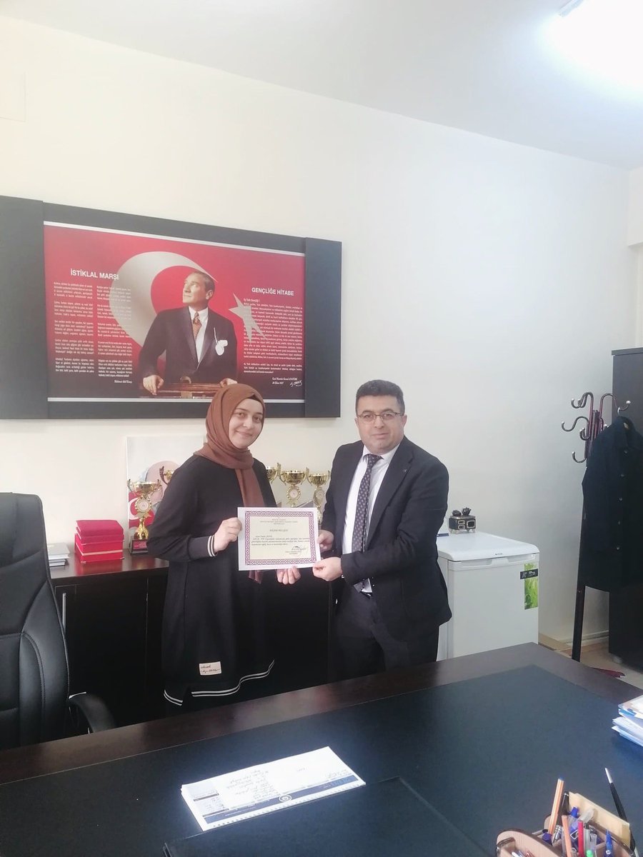 MektebiAkif's tweet photo. Okulumuzda TYP (iş-kur) kapsamında çalışıp görevleri sona eren personellere okul idarecilerimiz tarafından Teşekkür Belgesi takdim edildi. Emekleri için kendilerine teşekkür eder, bundan sonraki yaşamlarında sağlık, huzur ve esenlik diliyoruz.@bingolmem @MustafaOzel66 https://t.co/3cHSOR7YcQ