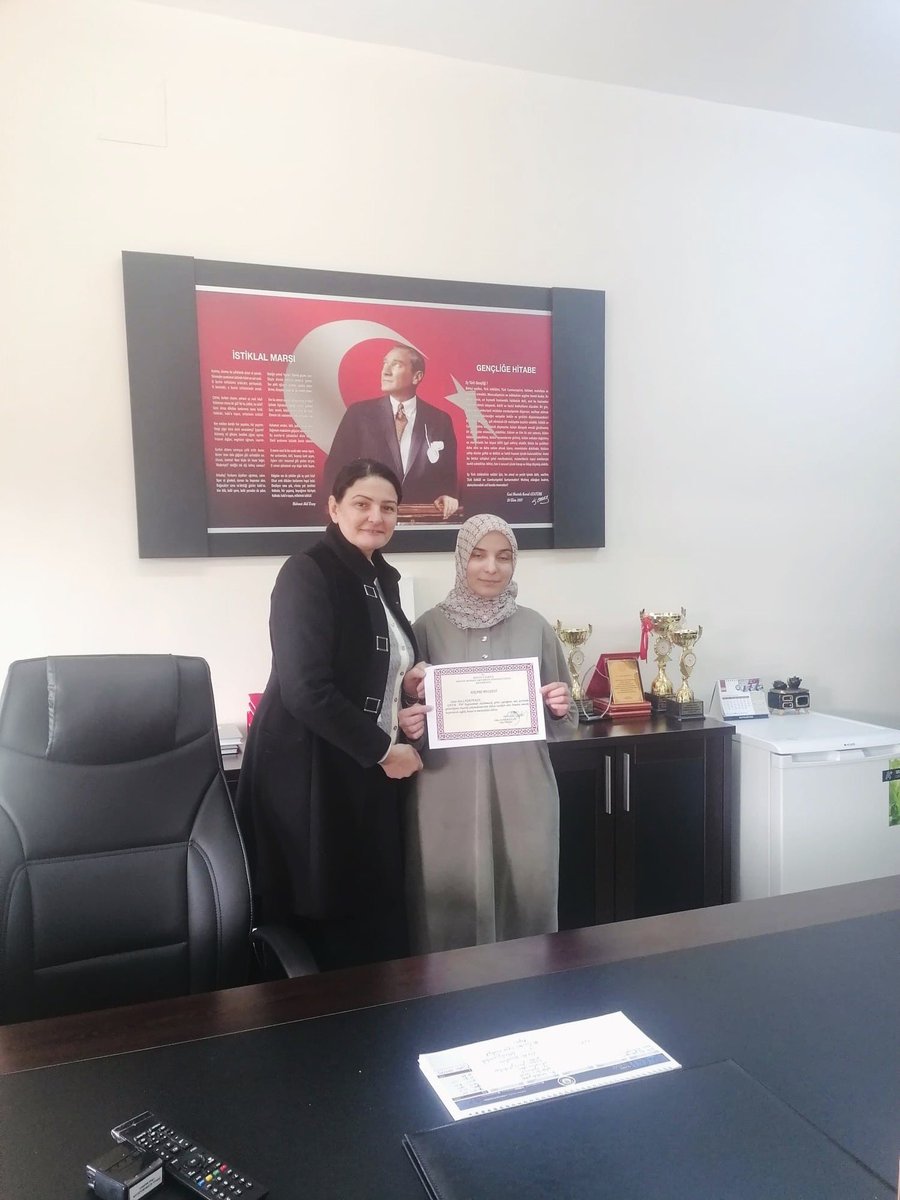 MektebiAkif's tweet photo. Okulumuzda TYP (iş-kur) kapsamında çalışıp görevleri sona eren personellere okul idarecilerimiz tarafından Teşekkür Belgesi takdim edildi. Emekleri için kendilerine teşekkür eder, bundan sonraki yaşamlarında sağlık, huzur ve esenlik diliyoruz.@bingolmem @MustafaOzel66 https://t.co/3cHSOR7YcQ