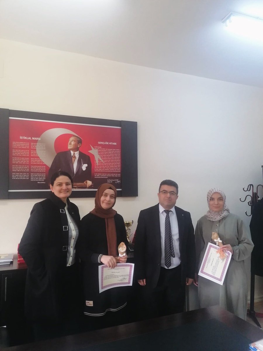 MektebiAkif's tweet photo. Okulumuzda TYP (iş-kur) kapsamında çalışıp görevleri sona eren personellere okul idarecilerimiz tarafından Teşekkür Belgesi takdim edildi. Emekleri için kendilerine teşekkür eder, bundan sonraki yaşamlarında sağlık, huzur ve esenlik diliyoruz.@bingolmem @MustafaOzel66 https://t.co/3cHSOR7YcQ