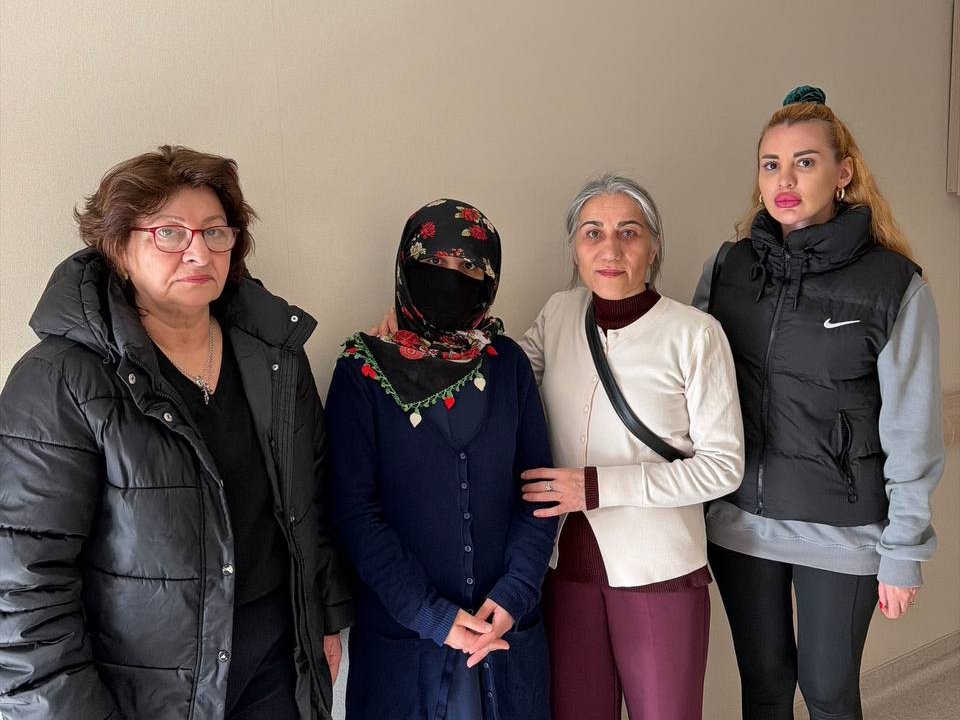 SirinYalincak's tweet photo. Fatmanur Çelik evli olduğu Kur'an'a hizmet vakfı yöneticisinin hem kendisine hem 3 yaşındaki çocuğuna istismarı sonucunda hukuki mücadeleye girişmişti. Kendisini ziyaret ettiğimizde ben asla *ntihar etmem ölürsem öldürülmüşümdür demişti. https://t.co/dauXqgceWs