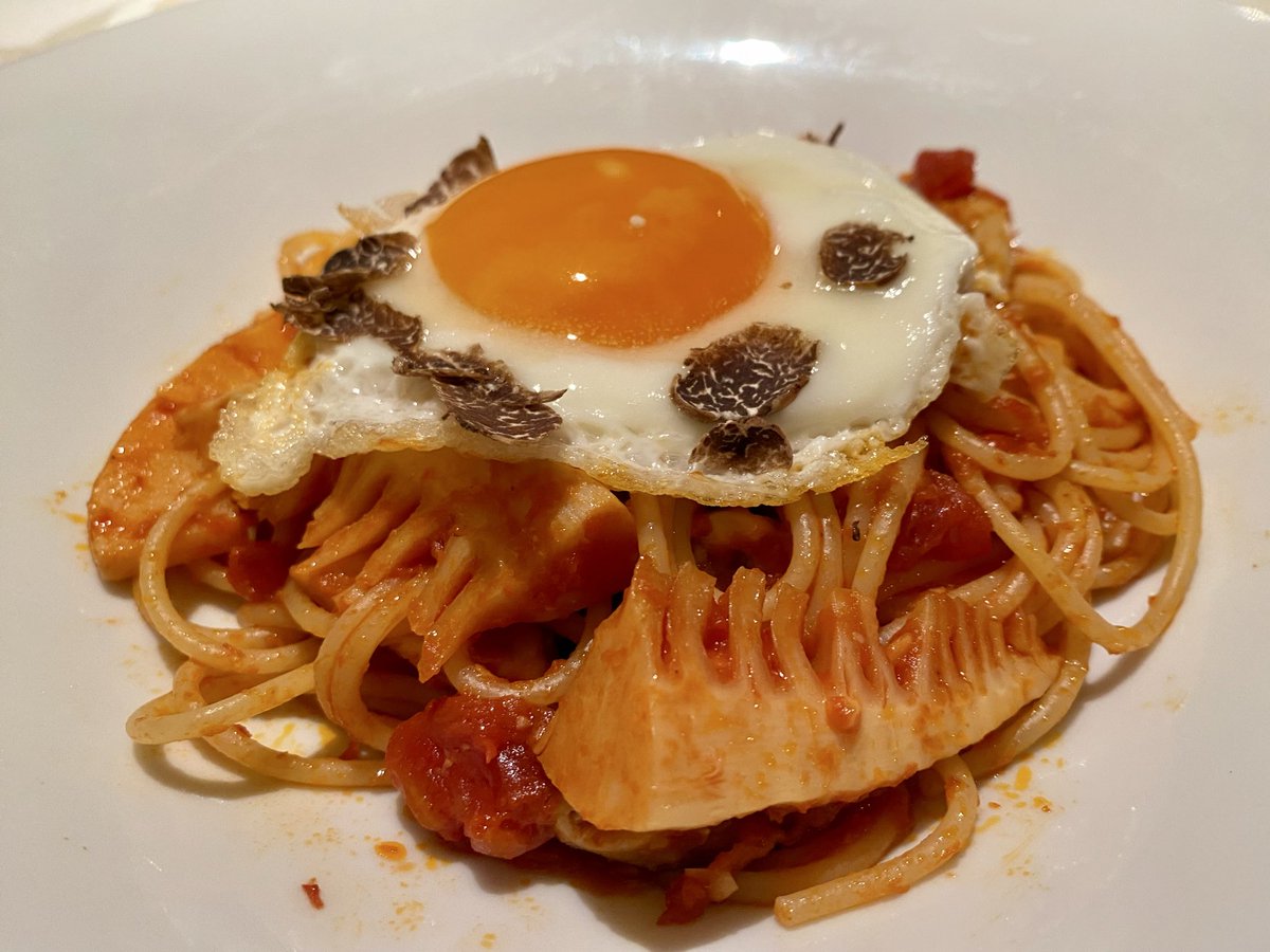 chezumetsu's tweet photo. アラビアータ、春先の筍、春トリュフの目玉焼き

春に獲れるブランケットトリュフは、白トリュフの仲間。卵と一緒に壺の中で香りを移し、定番のトリュフの目玉に。柔らかい春先の筍でアラビアータ。土の中で冬を越した春トリュフのにんにくの様な土の様な香りは、パスタのソース、筍、卵と相性が抜群。 https://t.co/i9gJ92DbtG