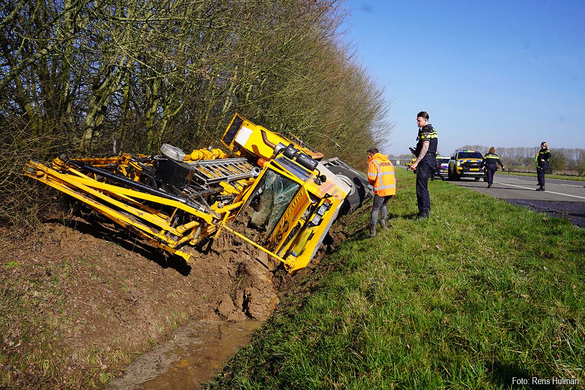 Chauffeur ongedeerd na kantelen 40-tons kraan op N348
