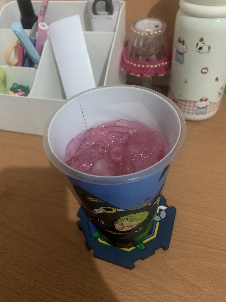spinxtore's tweet photo. Syroop Tjampolay ini definisi 5% marketing, tapi salesnya bisa head to head dengan brand yang punya budget marketing besar

Minum ini tuh ngebawa diri ke ingatan masa lalu, karena tiap mudik ke Cerbon, ortu selalu beli ini untuk di rumah atau beli es doger/campur yg pake sirup ini

Rasanya menurutku juga ngga berubah dan melewati generasi, aku punya penilaian subjektif kalo anakku doyan, otomatis kualitas produk ini top dan ini kami lagi minum yang varian rasa pisang susu

Kalo kamu bosan sama kopi, matcha, atau brand minuman perasa yg umum, aku saranin cobain salah satu minuman khas dan diproduksi dari Cerbon. Bisa didapat di retail terdekat atau bisa CO oren juga di sini:

https://t.co/KUDztMcE68