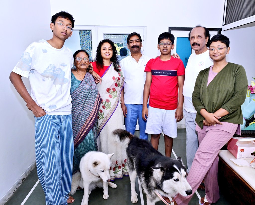 मेरी जीवन संगिनी और सबसे बड़ी ताकत, माननीय विधायक कल्पना को जन्मदिन की ढेरों शुभकामनाएं।
संघर्ष के दिनों से लेकर आजतक - आपने हमेशा हर कदम पर मेरा अडिग साथ निभाया है, हर चुनौती का डटकर सामना किया है और जब जरूरत पड़ी तो परिवार के साथ-साथ जनता की सेवा में निरंतर अपना योगदान दिया है।