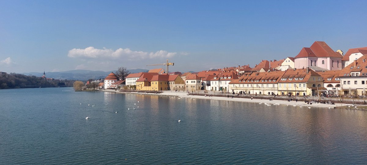 MatjazStajner's tweet image. Le v Mariboru lahko v času malice obiščeš prelepi Lent in 5 mogočnih mostov 👉 ves čas po soncu tik od veličastni Dravi.
Glas za #NSI #SLS #FOKUS je glas za Regije in Decentralizacijo. #Volitve ☀️🌞 #SloPomlad