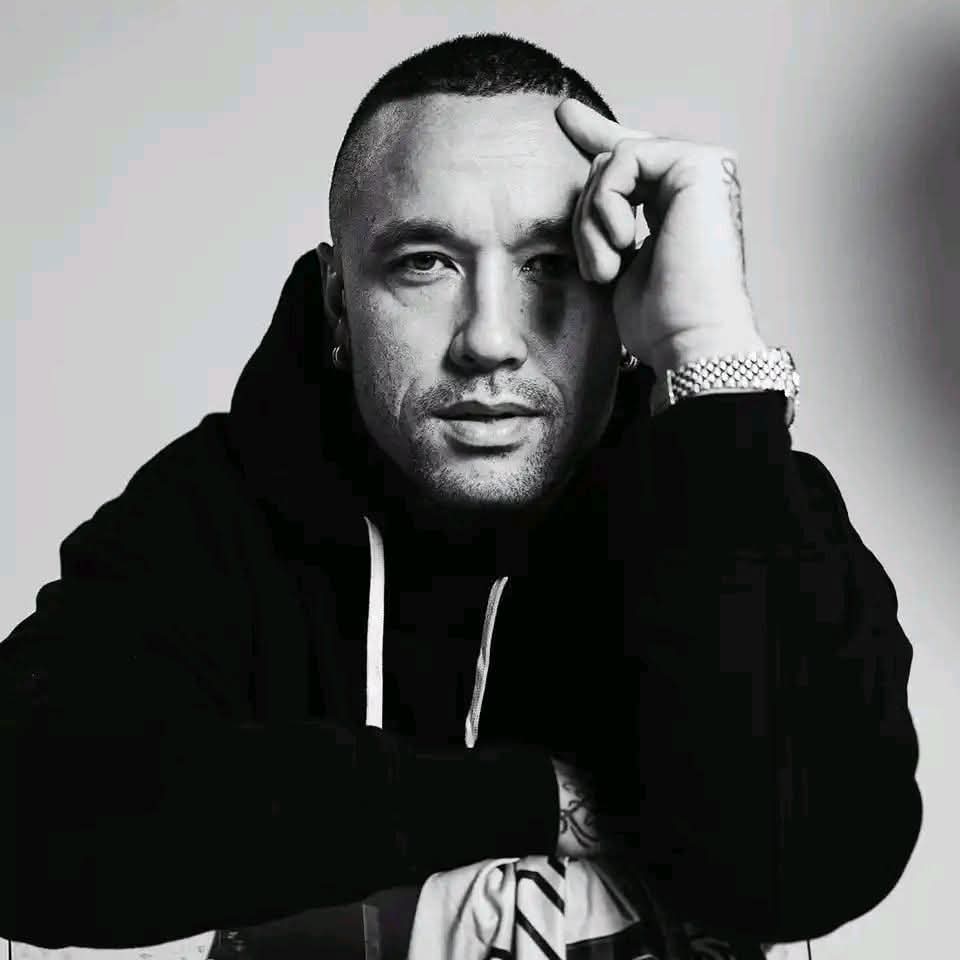R9_22D's tweet photo. ™ [ نايغولان 🎤 ]
• لماذا قلت لا لليوفنتوس !!؟!! الامر بسيط ، لقد عانيت كثيرا من التحكيم عند مواجهتهم ،اتذكر عندما افتتح ملعب اليوفي لعبت هناك اول مباراة مع كالياري ، لقد تعادلنا 1/1 بعد تحصل اليوفي على ضربة جزاء غير موجودة ، ثم عندما انتقلت الى روما خسرت امامهم في الاولمبيكو 3/2 بعد ان تحصلو عن ضربة جزاء من خارج المنطقة ، هذه هي الحقيقة لكن ليس بإمكان الجميع قولها ......