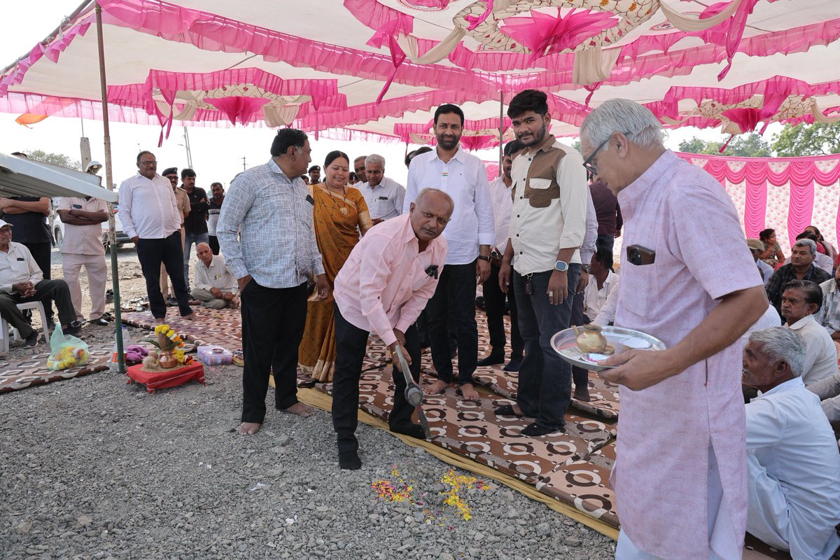 ikaushikvekaria's tweet photo. વાવડી ખાતે અંદાજિત રૂ. ૧૯૫ લાખના ખર્ચે તૈયાર થનાર વાવડી - ચોકી - સનાળા - લાખાપાદર - ઈશ્વરીયા માર્ગ પર નિર્માણ પામનારા ૪ સ્લેબ ડ્રેઇનનું ખાતમુહૂર્ત કર્યું.

વરસાદી મોસમ દરમિયાન પાણીના નિકાલ સાથે માર્ગવ્યવહાર પણ વધુ સુરક્ષિત તથા સુગમ બનશે. જે આસપાસના ગામોના લોકો માટે આશીર્વાદ રૂપ સાબિત થશે.