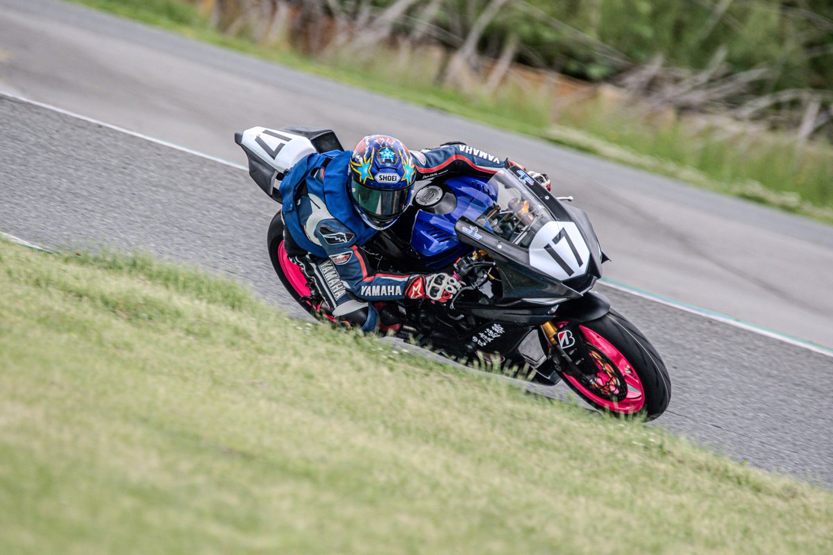 tatsunR6's tweet photo. 3月のHSRトロフィー選手権開幕戦は事情により欠場いたします。
全くもっての予定外、第三子が今妻のお腹の中にいます。
もしかしたら今年はレース自体出れないかも知れません。応援には行きます。あと、行けたらエンジンの慣らしにも行きます。
ニューカラーのカウルお披露目はちと先になりました笑 https://t.co/4xIU6WLU5p