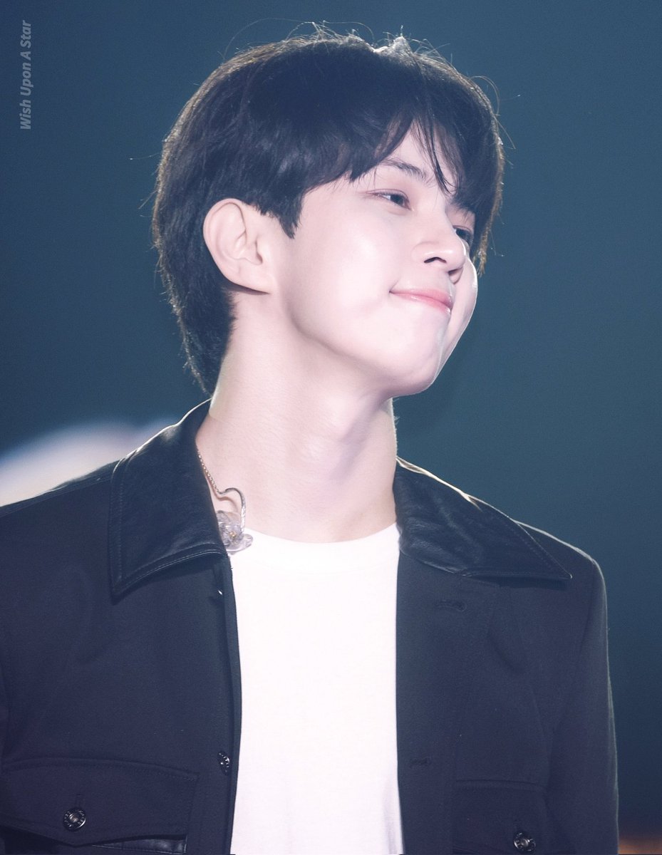 Being this handsome and this soft at the same time should be illegal🫠