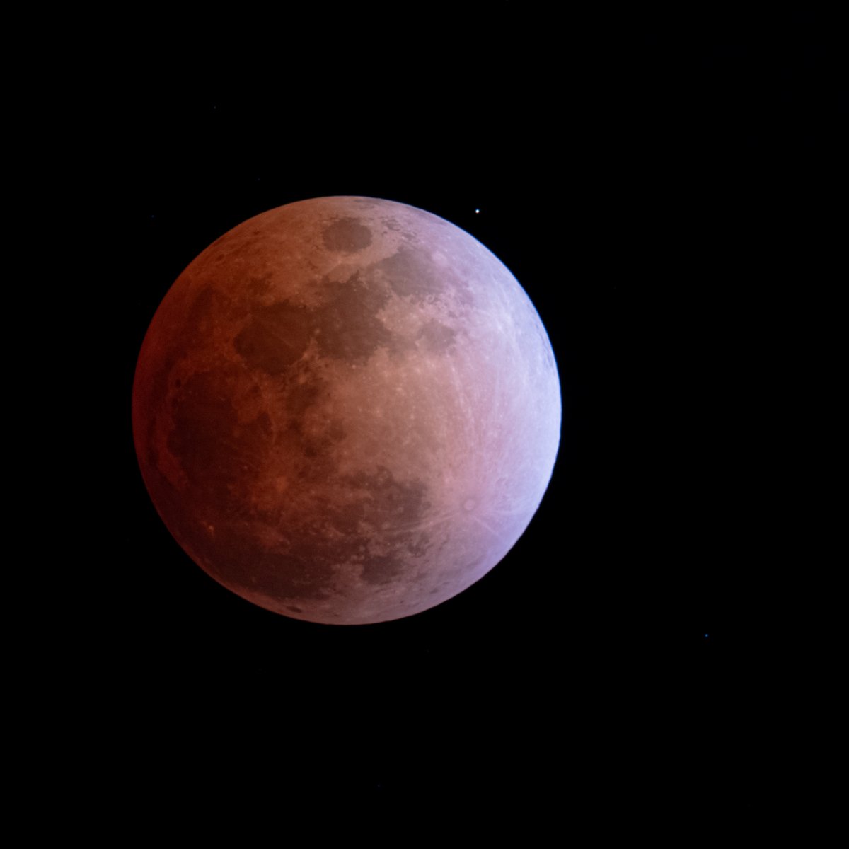 皆既月食、天体望遠鏡で見た雰囲気に近く処理してみました。 神秘的