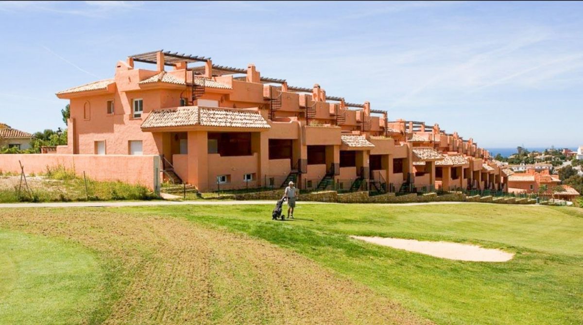 AvailableNow_es's tweet photo. Spacious 4-Bedroom Townhouse in Cabopino, Marbella – With Touristic Licence - Frontline Golf - € 495,000 - https://t.co/JReghKHaIF https://t.co/o8l9DMd8i6