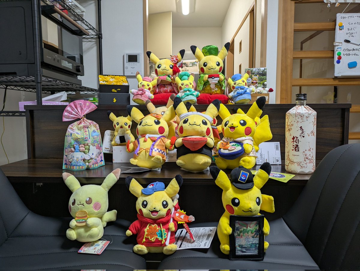 2koanoaran's tweet photo. ひなまつりだからピカ様を飾り付けたよ♪
（台がないから即席） https://t.co/UnGAed3Ukx