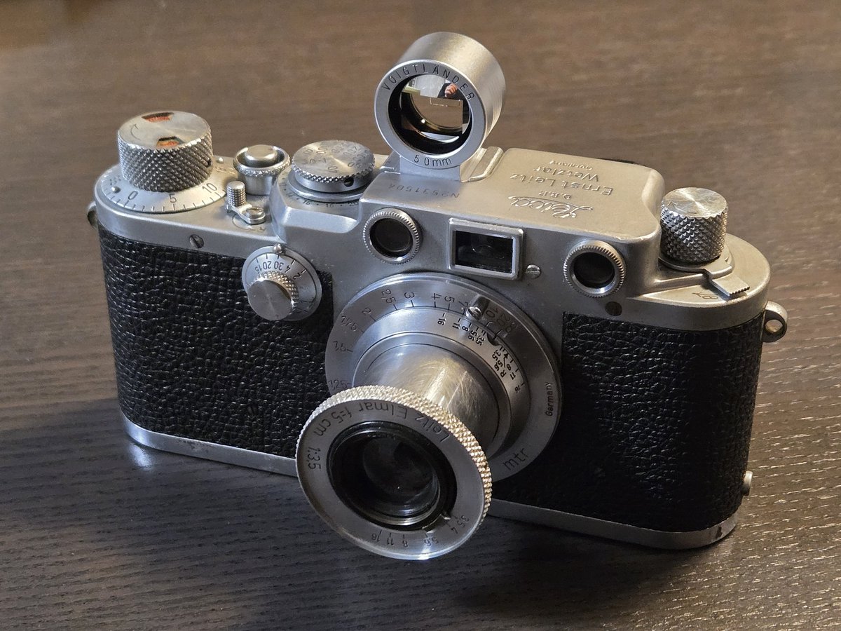 15年ぶりぐらいにフイルムやりたくなって買ってしまった…昔はlllbだったけど、今回はlllf。レンズはやっぱり沈胴エルマー。ファインダーはSBOOI高かったのでフォクトレンダーで。
とりあえずカラーフィルム買ったので試してみて、その次はモノクロかな。現像も久々にやってみるかなぁ。楽しみ。