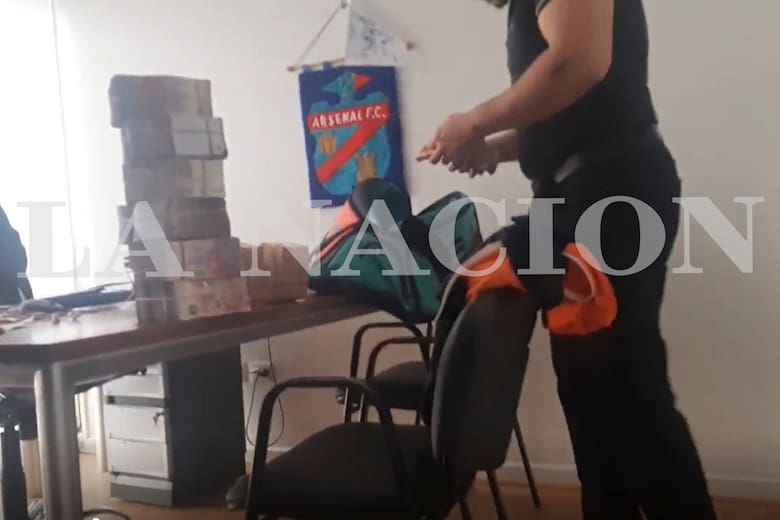 Nexofin's tweet photo. 🚨#ÚLTIMO | El insólito “jenga de billetes” de la AFA: fajos, bolsos y depósitos bajo la lupa

Todos los detalles, en la nota👇
https://t.co/MShqkCslK8 https://t.co/Vn5AJDjgzZ