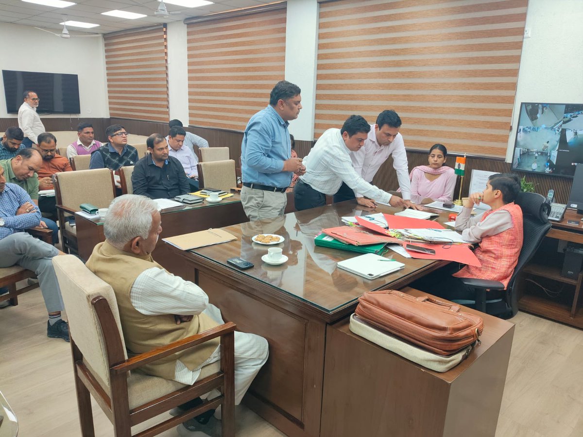 उपायुक्त प्रीति ने जिला सचिवालय के सभागार में शहर की विभिन्न कालोनियों के पानी की समुचित निकासी के संबंध में अधिकारियों की बैठक ली।