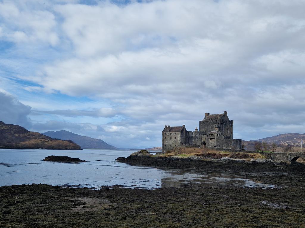SkyDiaryScot's tweet photo. Nothing stirs the soul like a Scottish castle #EileanDonan #CoffeeView https://t.co/JHXdAr6tnw