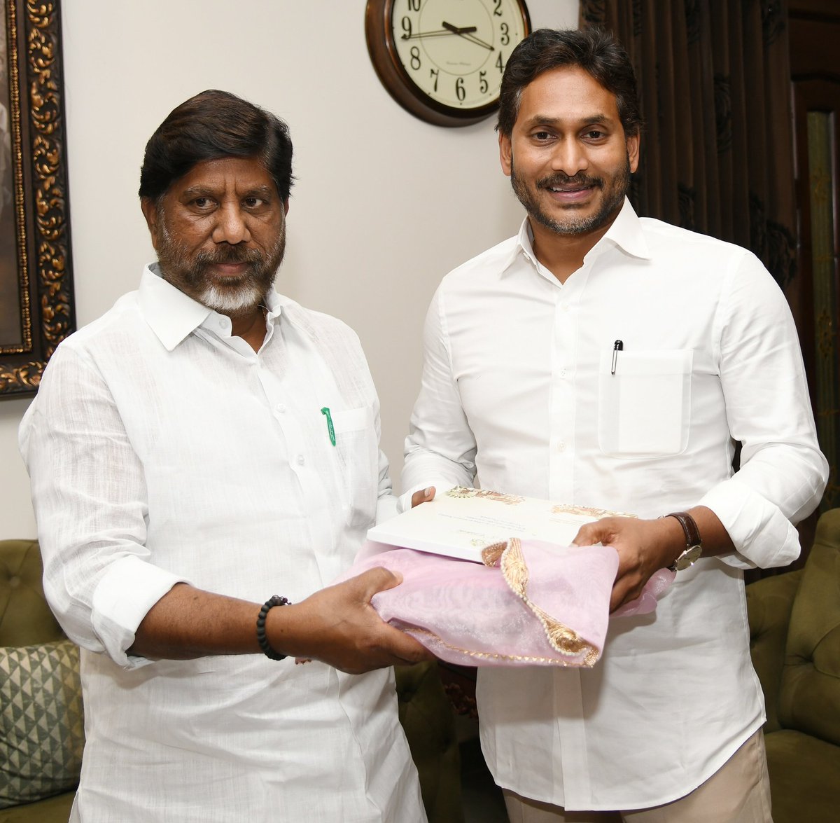 AngulaSandeep's tweet photo. వైయస్ జగన్‌ అన్న నీ కలిసిన తెలంగాణ డిప్యూటీ సీఎం మల్లు భట్టి విక్రమార్క గారు.
కుమారుడి వివాహ ఆహ్వాన పత్రిక నీ వైయస్ జగన్ అన్నకి అందజేసిన తెలంగాణ డిప్యూటీ సీఎం మల్లు భట్టి విక్రమార్క గారు.

#YSJagan #battivikramarka #DeputyCM   #friendship   #YSRCongressParty #CongressParty https://t.co/SAECJrlBBZ