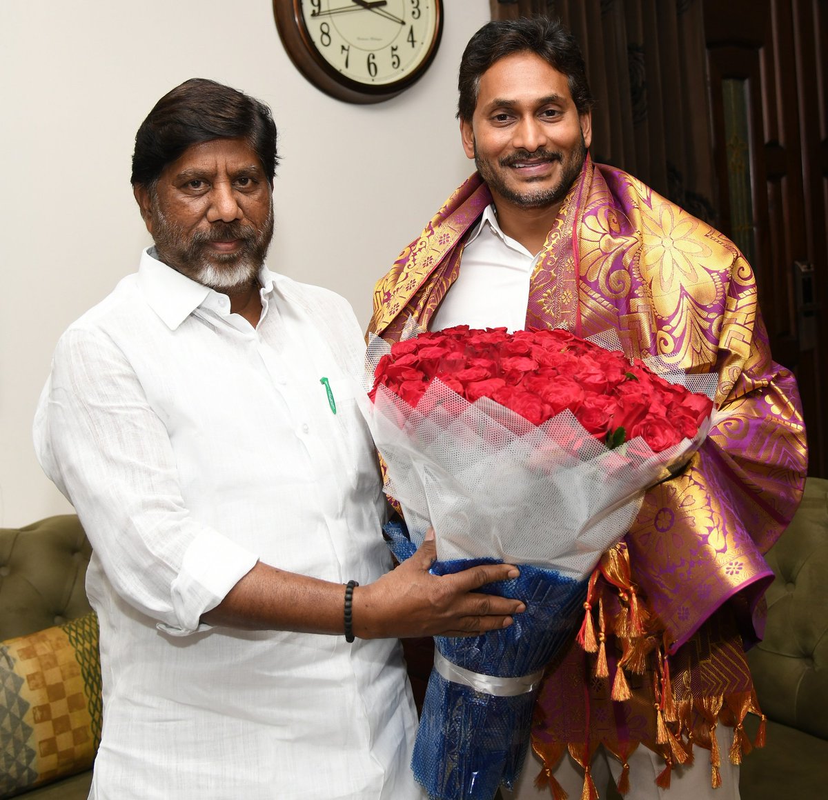 AngulaSandeep's tweet photo. వైయస్ జగన్‌ అన్న నీ కలిసిన తెలంగాణ డిప్యూటీ సీఎం మల్లు భట్టి విక్రమార్క గారు.
కుమారుడి వివాహ ఆహ్వాన పత్రిక నీ వైయస్ జగన్ అన్నకి అందజేసిన తెలంగాణ డిప్యూటీ సీఎం మల్లు భట్టి విక్రమార్క గారు.

#YSJagan #battivikramarka #DeputyCM   #friendship   #YSRCongressParty #CongressParty https://t.co/SAECJrlBBZ