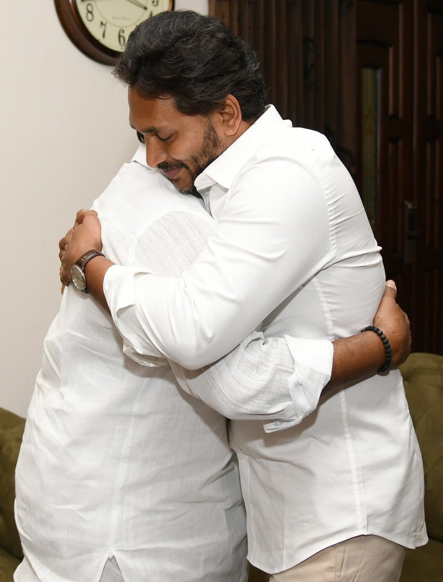 AngulaSandeep's tweet photo. వైయస్ జగన్‌ అన్న నీ కలిసిన తెలంగాణ డిప్యూటీ సీఎం మల్లు భట్టి విక్రమార్క గారు.
కుమారుడి వివాహ ఆహ్వాన పత్రిక నీ వైయస్ జగన్ అన్నకి అందజేసిన తెలంగాణ డిప్యూటీ సీఎం మల్లు భట్టి విక్రమార్క గారు.

#YSJagan #battivikramarka #DeputyCM   #friendship   #YSRCongressParty #CongressParty https://t.co/SAECJrlBBZ