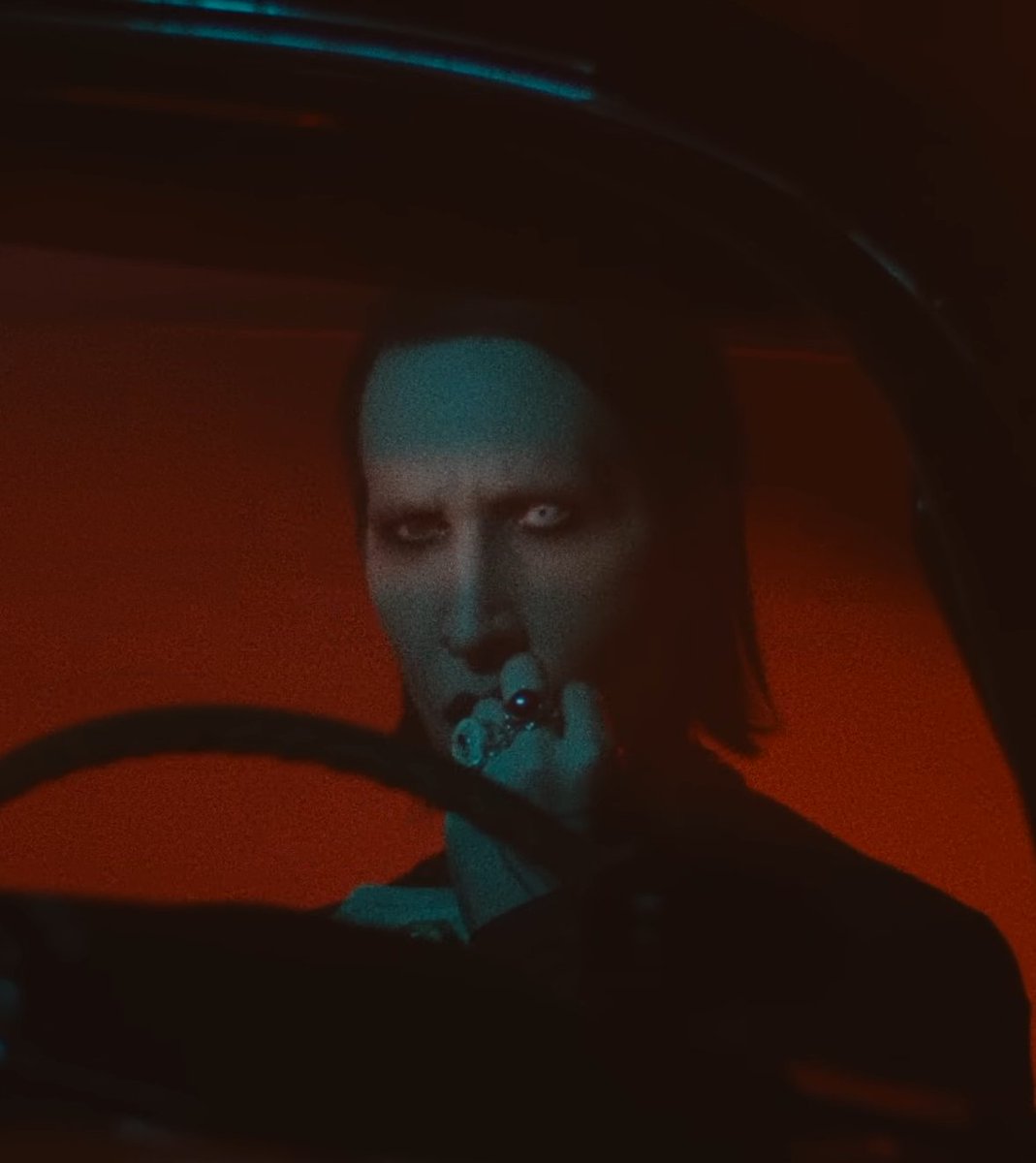 STRANGE_FREAK's tweet photo. マンソン氏は 赤を着用中
Marilyn Manson - One Assassination Under God
https://t.co/NLHU4XEaSh
#MarilynManson #SFDR098 https://t.co/Bfom8df1Ab