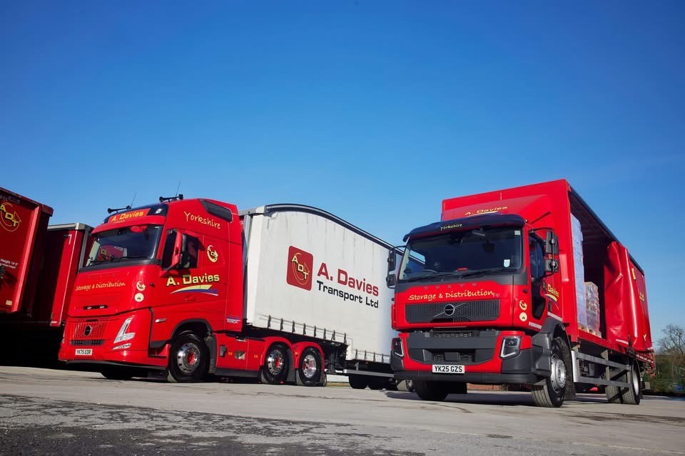Motor_Transport's tweet image. West Yorkshire family firm A Davies Transport has taken delivery of 15 new Volvo FH Aeros, which are replacing similar models from a different brand. READ MORE 👉bit.ly/4rQ4x94

#MotorTransport #VolvoTrucks