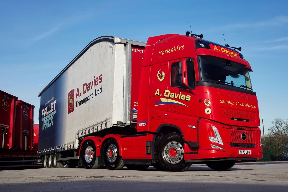 Motor_Transport's tweet image. West Yorkshire family firm A Davies Transport has taken delivery of 15 new Volvo FH Aeros, which are replacing similar models from a different brand. READ MORE 👉bit.ly/4rQ4x94

#MotorTransport #VolvoTrucks