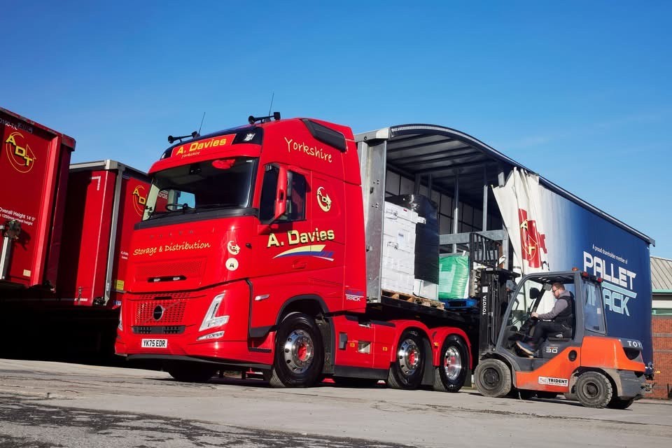 Motor_Transport's tweet image. West Yorkshire family firm A Davies Transport has taken delivery of 15 new Volvo FH Aeros, which are replacing similar models from a different brand. READ MORE 👉bit.ly/4rQ4x94

#MotorTransport #VolvoTrucks