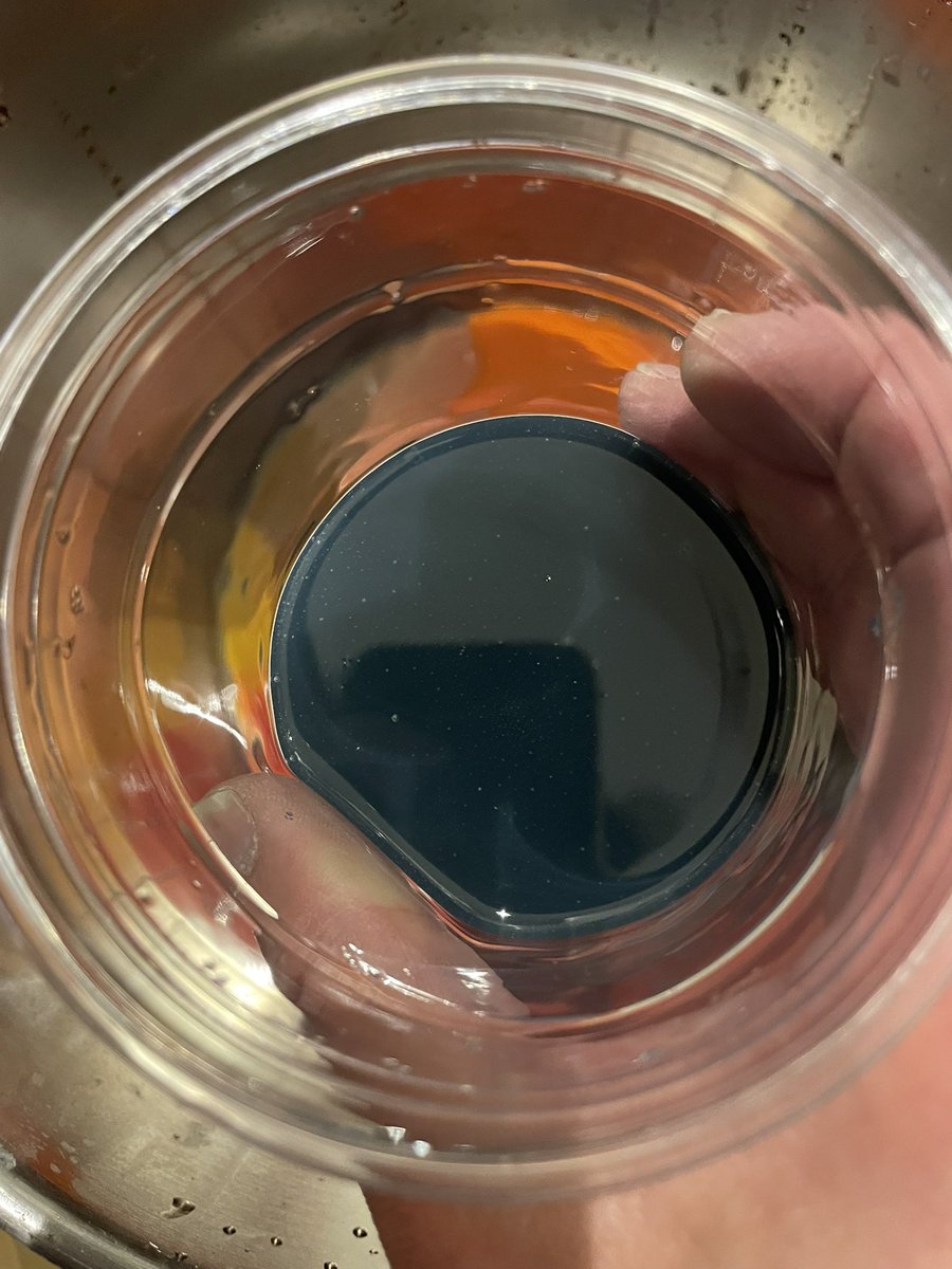 エポキシレジンの脱泡は気泡の量が減衰するまで繰り返す主義です。
