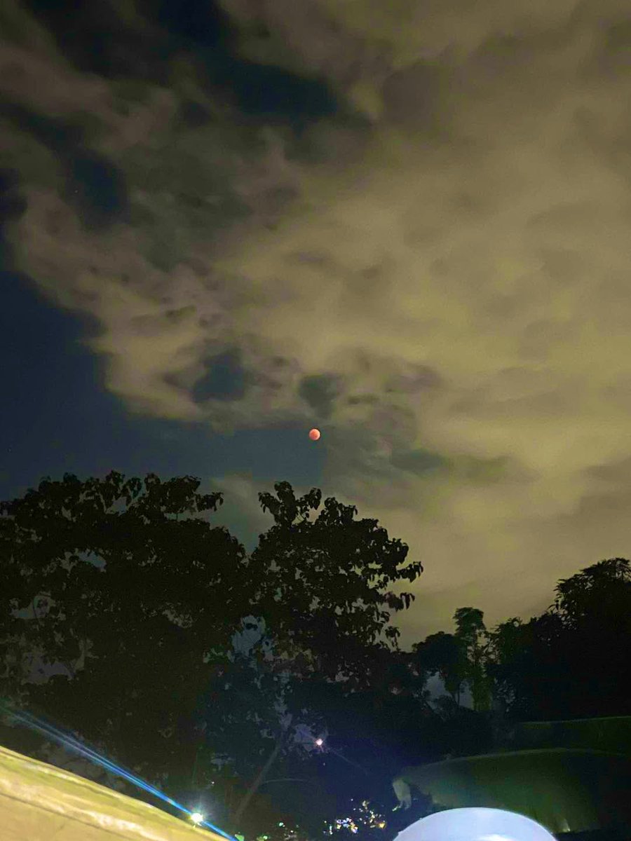 pinas_city's tweet photo. BEAUTIFUL LUNA 🌖

Total Lunar Eclipse kita na sa Barangay Talon Uno ngayong gabi.

Ang total eclipse sa Metro Manila at iba pang parte ng bansa ay tatagal sa loob ng 59 na minuto at 24 na segundo kung saan ang maximum eclipse nito ay ngayong 7:34 ng gabi.

#LPCUpdate https://t.co/YYnqUV6iuX