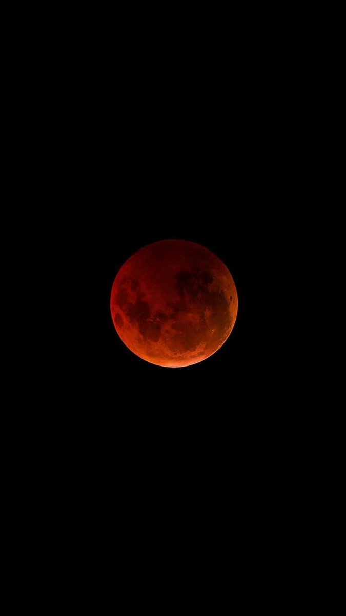 forallcurious's tweet photo. 🚨: The moon has fully entered Earth's shadow, becoming a total lunar eclipse.  

A red moon is floating in the sky. https://t.co/rBDQ70rvfq
