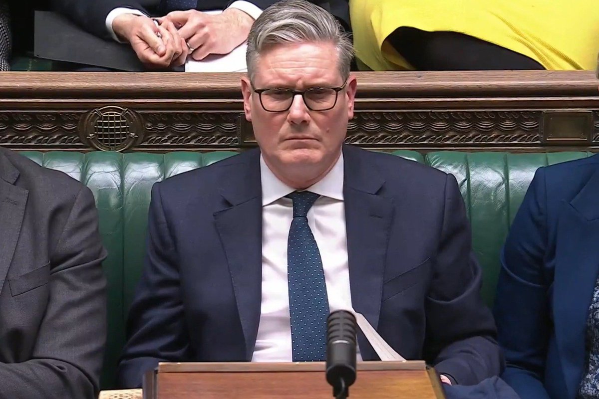 lavemowill's tweet photo. 🇺🇸🇬🇧 TRUMP EXPÕE: STARMER ENTREGOU O REINO UNIDO AOS MUÇULMANOS

Donald Trump @POTUS declarou que o Reino Unido “não é mais um país reconhecível” e acusou o premiê Keir Starmer de ficar “mendingando votos de muçulmanos” enquanto a nação britânica desaparece.

A mesma rendição cultural que transformou cidades britânicas em zonas sharia, com crimes em alta e perda total de identidade, já chega ao Brasil com mesquitas radicais, imigração sem controle e políticos com medo de tocar no assunto.