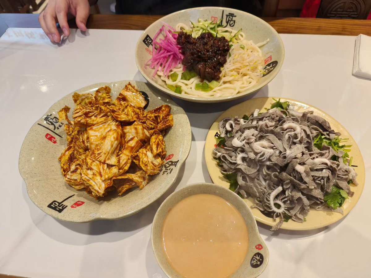 Hert998's tweet photo. 可能是明天开会，今晚的前门大街很冷清

到处是警察，也没有展灯

但是前门大街的爆肚确实好吃 https://t.co/mkOqNS6Bg3