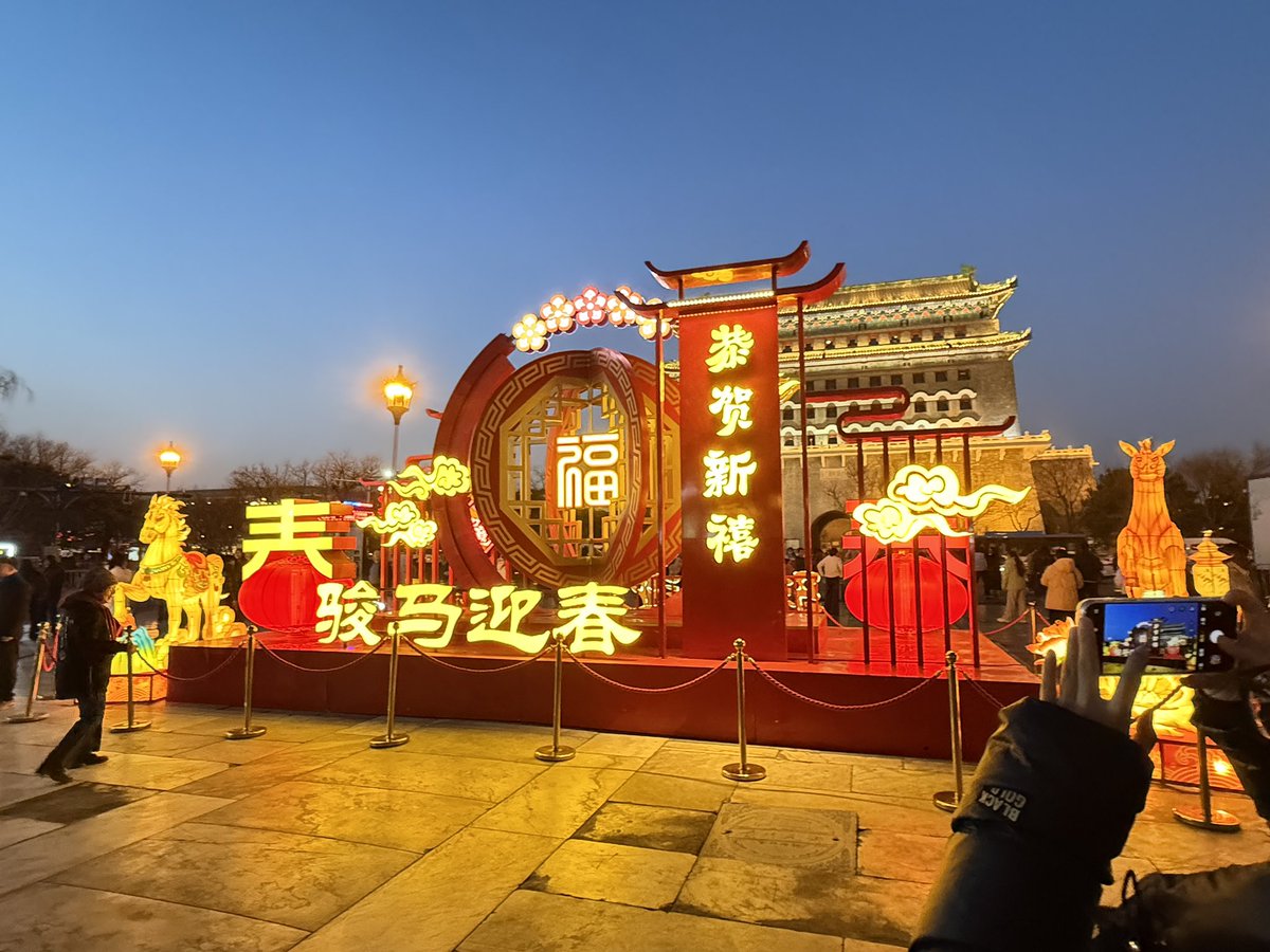 Hert998's tweet photo. 可能是明天开会，今晚的前门大街很冷清

到处是警察，也没有展灯

但是前门大街的爆肚确实好吃 https://t.co/mkOqNS6Bg3