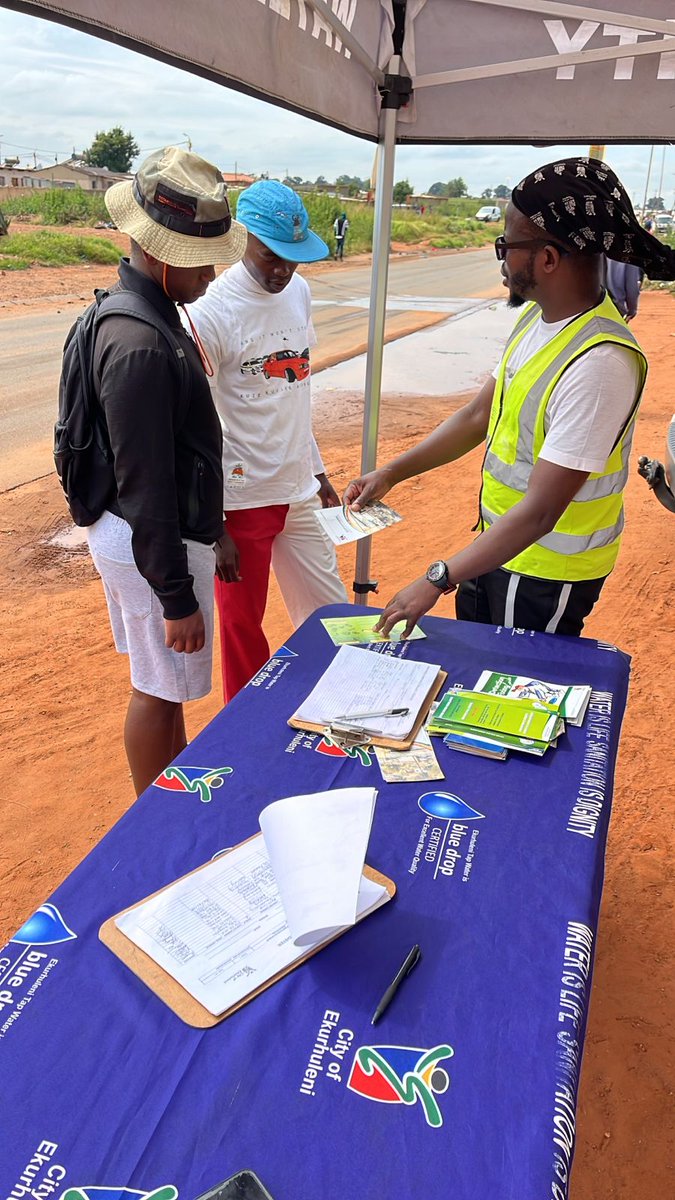 City_Ekurhuleni's tweet photo. ๐ง#FixingTheFrontline | #BenoniWaterUpdate
Water and sanitation team making progress in repairing a water leak in Rynfield, Benoni. While the other team is on the ground educating and creating awareness on sewer and illegal stormwater ingress at Karanatela Street, Rondebult. https://t.co/Rwjg0hHj1e