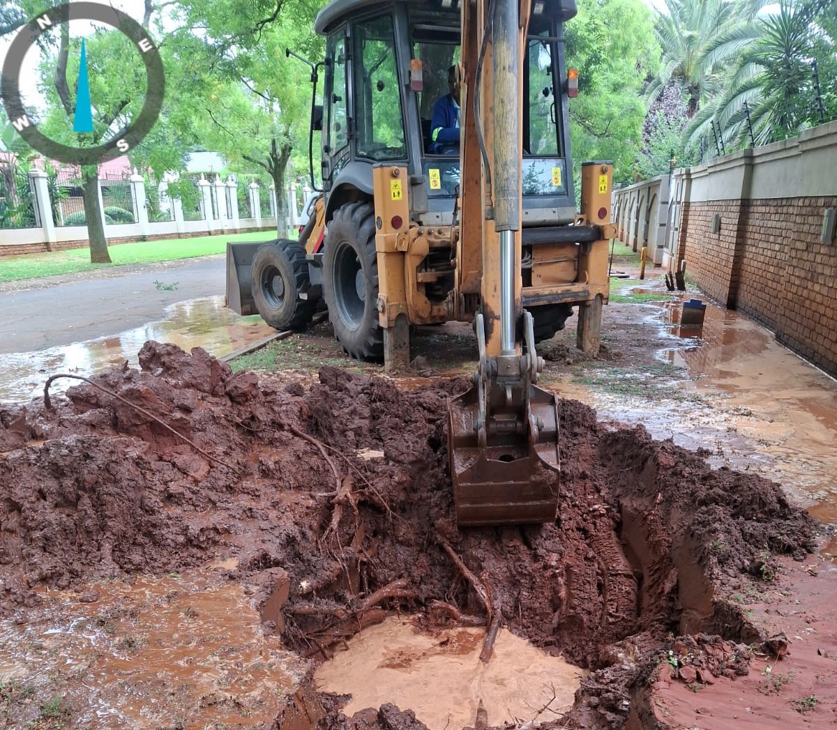 City_Ekurhuleni's tweet photo. ๐ง#FixingTheFrontline | #BenoniWaterUpdate
Water and sanitation team making progress in repairing a water leak in Rynfield, Benoni. While the other team is on the ground educating and creating awareness on sewer and illegal stormwater ingress at Karanatela Street, Rondebult. https://t.co/Rwjg0hHj1e