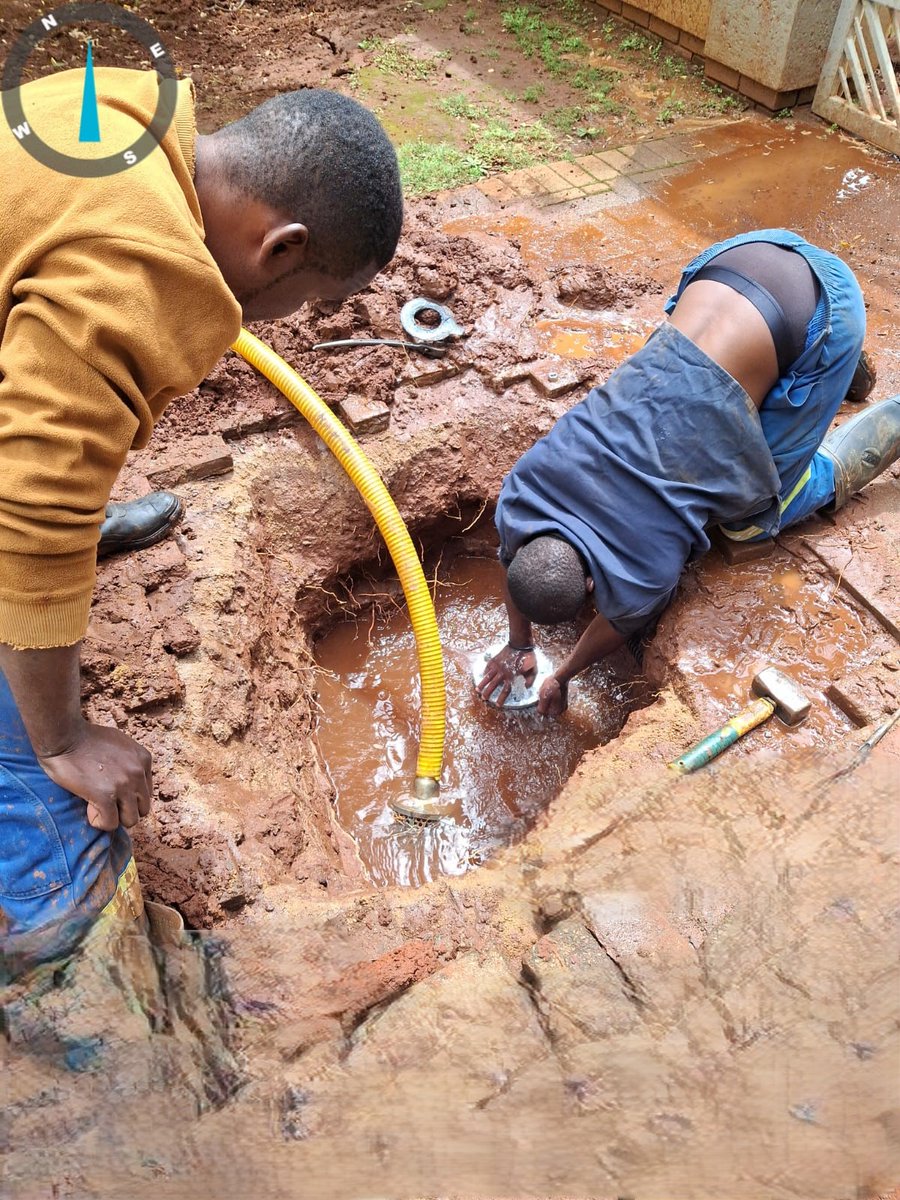 City_Ekurhuleni's tweet photo. ๐ง#FixingTheFrontline | #BenoniWaterUpdate
Water and sanitation team making progress in repairing a water leak in Rynfield, Benoni. While the other team is on the ground educating and creating awareness on sewer and illegal stormwater ingress at Karanatela Street, Rondebult. https://t.co/Rwjg0hHj1e