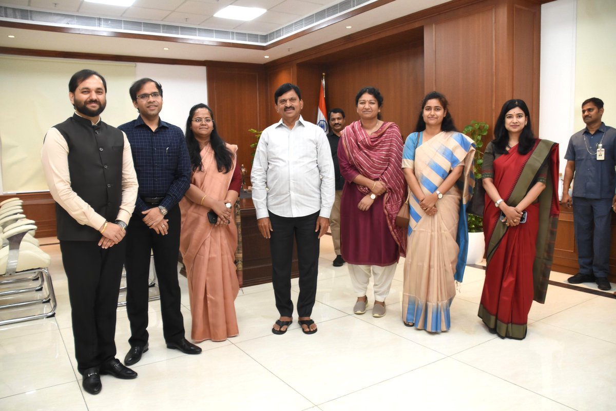 INC_Ponguleti's tweet photo. కలెక్టర్లు ప్రజలకు ప్రయోజనం చేకూరేలా మానవీయ కోణంలో నిర్ణయాలు తీసుకోవాలి,  ప్రభుత్వ ఆలోచనలు ఆకాంక్షలకు అనుగుణంగా పని చేయాలి. 

ఇటీవల బాధ్యతలు చేపట్టిన జోగులాంబ గద్వాల,  కరీంనగర్, రాజన్న సిరిసిల్ల, వికారాబాద్,  మెదక్,  భద్రాద్రి కొత్తగూడెం, హనుమకొండ తదితర జిల్లాల కలెక్టర్లు నేడు సచివాలయంలో మర్యాదపూర్వకంగా భేటీ అయ్యారు.

 గౌరవ ముఖ్యమంత్రి రేవంత్ రెడ్డి గారి నేతృత్వంలోని ప్రజా ప్రభుత్వ ఆలోచనలు, ఆకాంక్షలకు అనుగుణంగా పనిచేయాలని, ప్రజలతో మమేకం కావాలని, ప్రజలకు ప్రయోజనం చేకూరేలా మానవీయ కోణంలో నిర్ణయాలు తీసుకోవాలని వారికి సూచించడం జరిగింది.

ఐఏఎస్ అధికారుల కెరీర్లో జిల్లా కలెక్టర్లుగా పని చేయడం కీలకమని, ప్రజలతో ప్రత్యక్ష సంబంధాలుండే బాధ్యతలతో పాటు క్షేత్ర స్థాయిలో అన్ని అంశాలపై అవగాహన వస్తుందని, జిల్లాల్లో పని చేసిన అనుభవమే భవిష్యత్తులో ఉపయోగపడుతుందని చెప్పడం జరిగింది.

ఇందిరమ్మ రాజ్యంలోని ప్రజాపాలనలో ప్రజాకేంద్రంగా పాలన సాగాలని , ప్రజలకు మేలు చేసే పనులనే జిల్లా పాలకులుగా చేపట్టాలని తెలియజేయడం జరిగింది. 

రాష్ట్ర అభివృద్ధి, ప్రజల సంక్షేమం కోసం ప్రభుత్వం రూపొందించిన పథకాల ఫలాలు అర్హులైన ప్రతిఒక్కరికి అందించవలసిన బృహత్తర బాధ్యత కలెక్టర్లపైనే ఉందని స్పష్టం చేయడం జరిగింది.