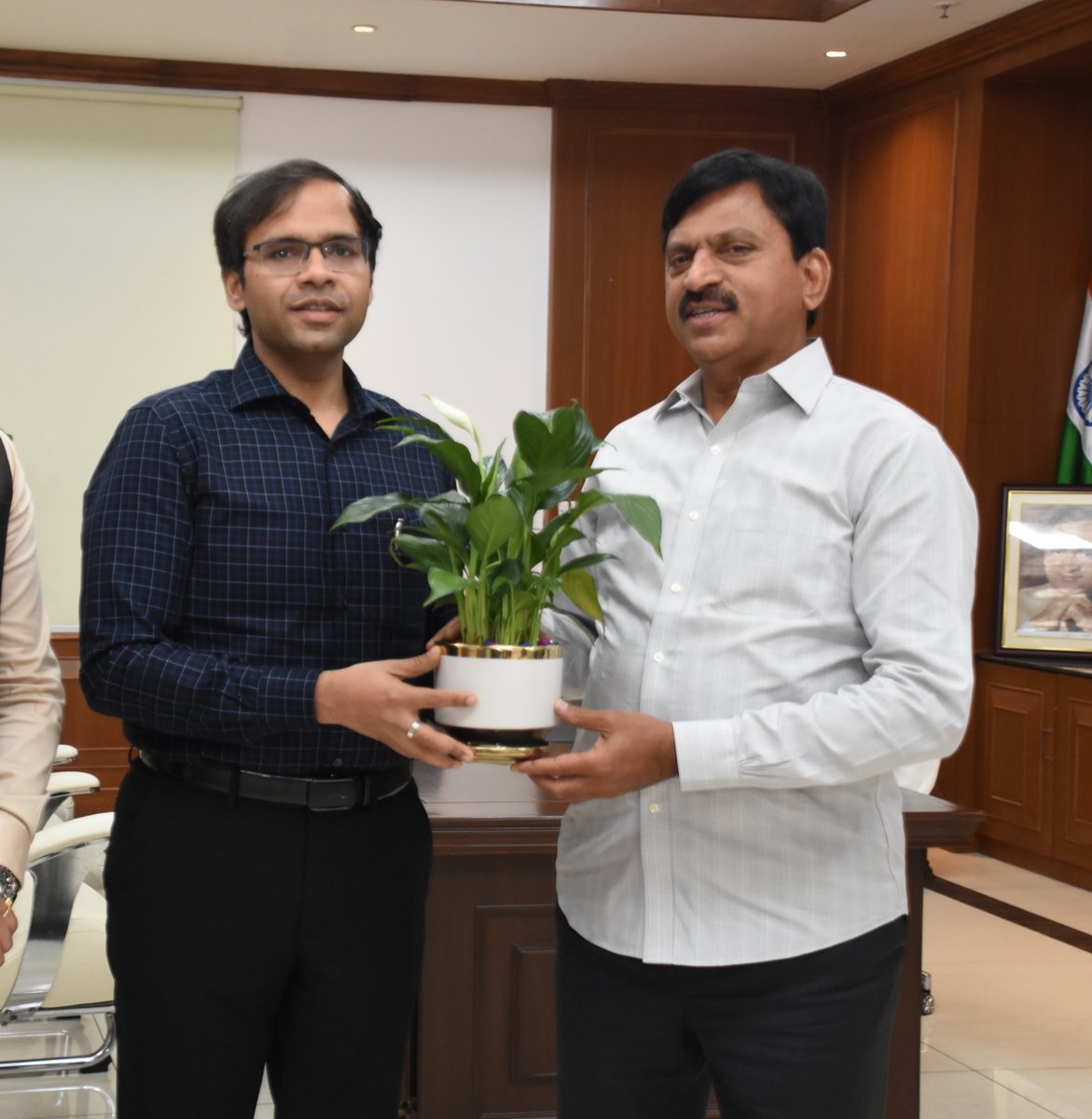 INC_Ponguleti's tweet photo. కలెక్టర్లు ప్రజలకు ప్రయోజనం చేకూరేలా మానవీయ కోణంలో నిర్ణయాలు తీసుకోవాలి,  ప్రభుత్వ ఆలోచనలు ఆకాంక్షలకు అనుగుణంగా పని చేయాలి. 

ఇటీవల బాధ్యతలు చేపట్టిన జోగులాంబ గద్వాల,  కరీంనగర్, రాజన్న సిరిసిల్ల, వికారాబాద్,  మెదక్,  భద్రాద్రి కొత్తగూడెం, హనుమకొండ తదితర జిల్లాల కలెక్టర్లు నేడు సచివాలయంలో మర్యాదపూర్వకంగా భేటీ అయ్యారు.

 గౌరవ ముఖ్యమంత్రి రేవంత్ రెడ్డి గారి నేతృత్వంలోని ప్రజా ప్రభుత్వ ఆలోచనలు, ఆకాంక్షలకు అనుగుణంగా పనిచేయాలని, ప్రజలతో మమేకం కావాలని, ప్రజలకు ప్రయోజనం చేకూరేలా మానవీయ కోణంలో నిర్ణయాలు తీసుకోవాలని వారికి సూచించడం జరిగింది.

ఐఏఎస్ అధికారుల కెరీర్లో జిల్లా కలెక్టర్లుగా పని చేయడం కీలకమని, ప్రజలతో ప్రత్యక్ష సంబంధాలుండే బాధ్యతలతో పాటు క్షేత్ర స్థాయిలో అన్ని అంశాలపై అవగాహన వస్తుందని, జిల్లాల్లో పని చేసిన అనుభవమే భవిష్యత్తులో ఉపయోగపడుతుందని చెప్పడం జరిగింది.

ఇందిరమ్మ రాజ్యంలోని ప్రజాపాలనలో ప్రజాకేంద్రంగా పాలన సాగాలని , ప్రజలకు మేలు చేసే పనులనే జిల్లా పాలకులుగా చేపట్టాలని తెలియజేయడం జరిగింది. 

రాష్ట్ర అభివృద్ధి, ప్రజల సంక్షేమం కోసం ప్రభుత్వం రూపొందించిన పథకాల ఫలాలు అర్హులైన ప్రతిఒక్కరికి అందించవలసిన బృహత్తర బాధ్యత కలెక్టర్లపైనే ఉందని స్పష్టం చేయడం జరిగింది.