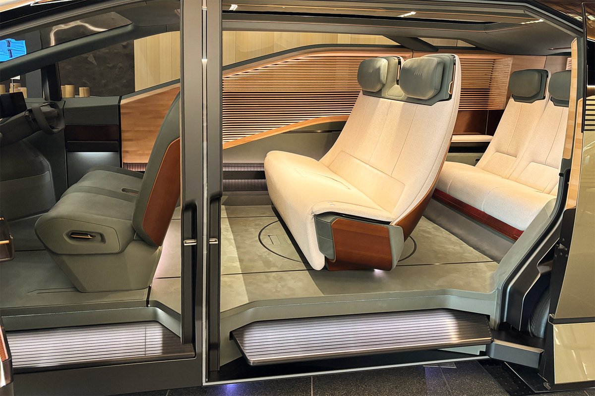 dri_tour's tweet image. タイヤが6個付いとるけったいな車やな(　ﾟдﾟ)

#LEXUS
#LS