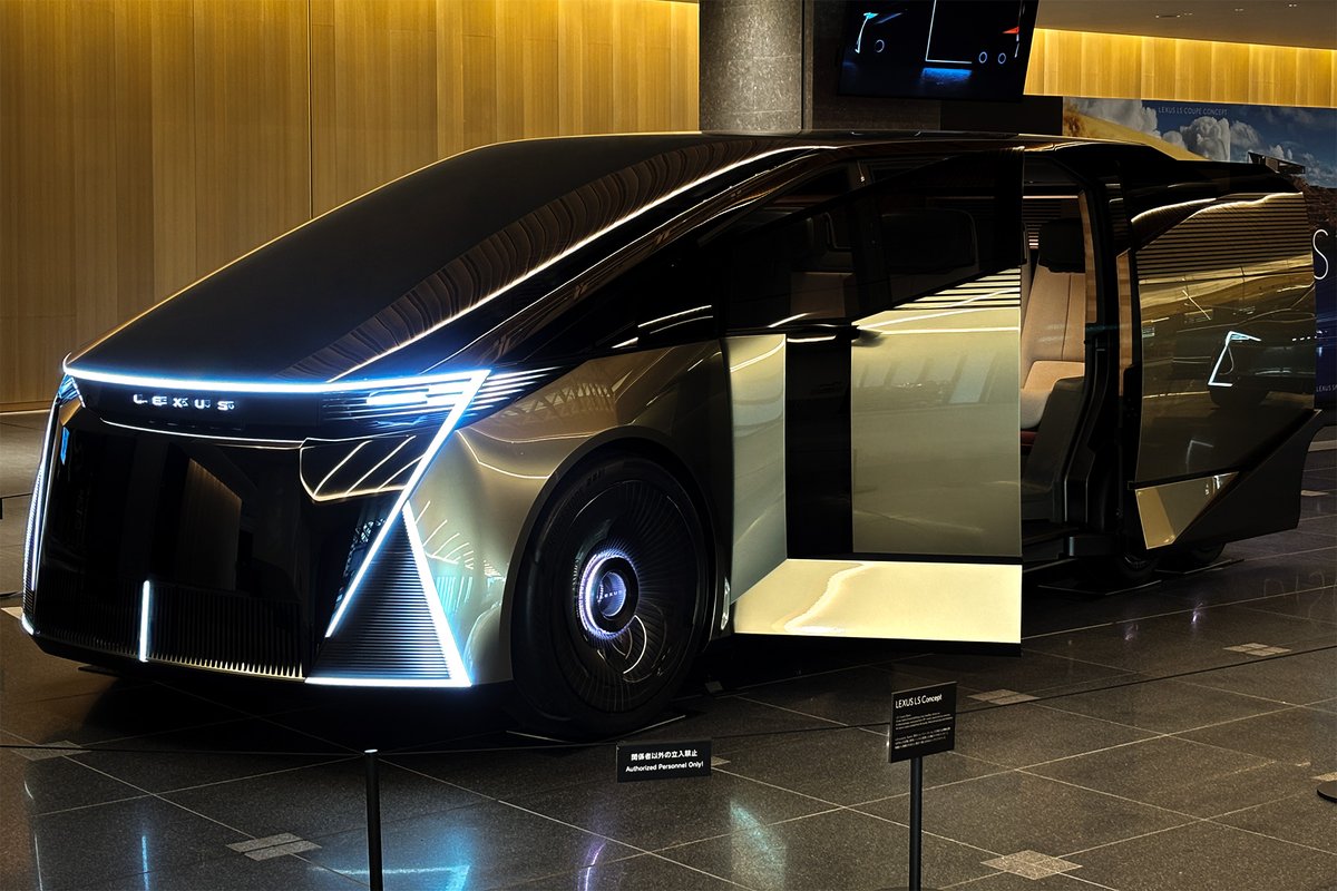 dri_tour's tweet image. タイヤが6個付いとるけったいな車やな(　ﾟдﾟ)

#LEXUS
#LS
