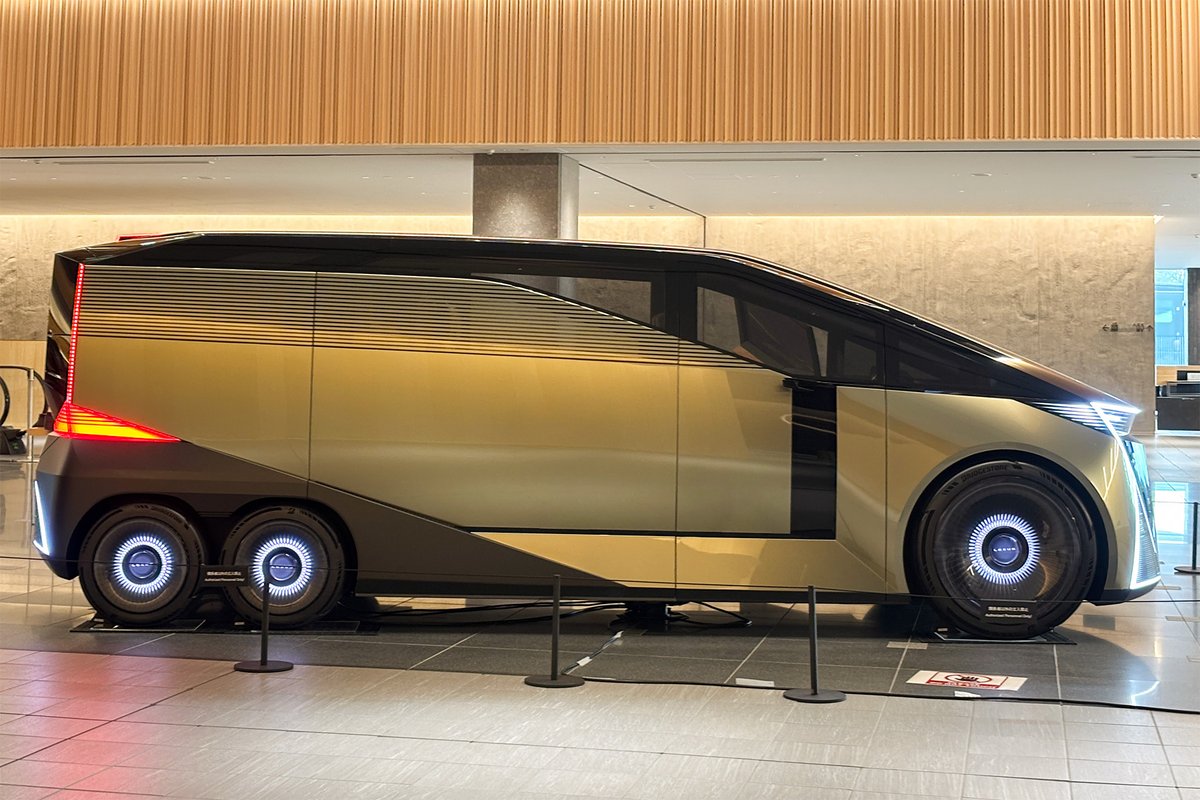 dri_tour's tweet image. タイヤが6個付いとるけったいな車やな(　ﾟдﾟ)

#LEXUS
#LS
