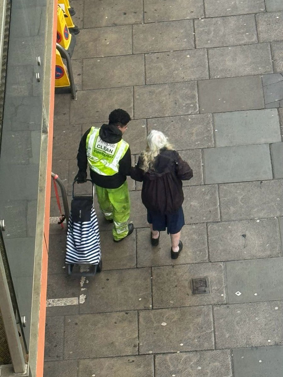 simplecleanuk's tweet photo. 👉 This is what service really looks like 💛

🙌 One of our Simple Clean team taking a moment to help a resident safely on her way, because looking after a site also means looking after the people who live there.📲 020 8916 2237

#simpleclean #care #compassion #love #commercial https://t.co/30itJB0hKb