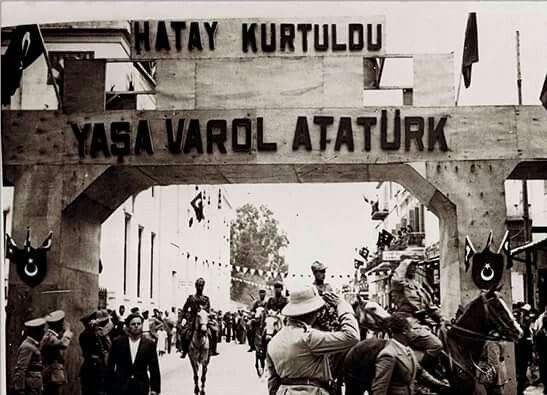 TarihteOan's tweet photo. Atatürk'ün ''Benim şahsi meselemdir'' dediği Hatay'ın düşman işgalinden kurtuluşundan sonra sokakları... https://t.co/YbP7fMsIh6