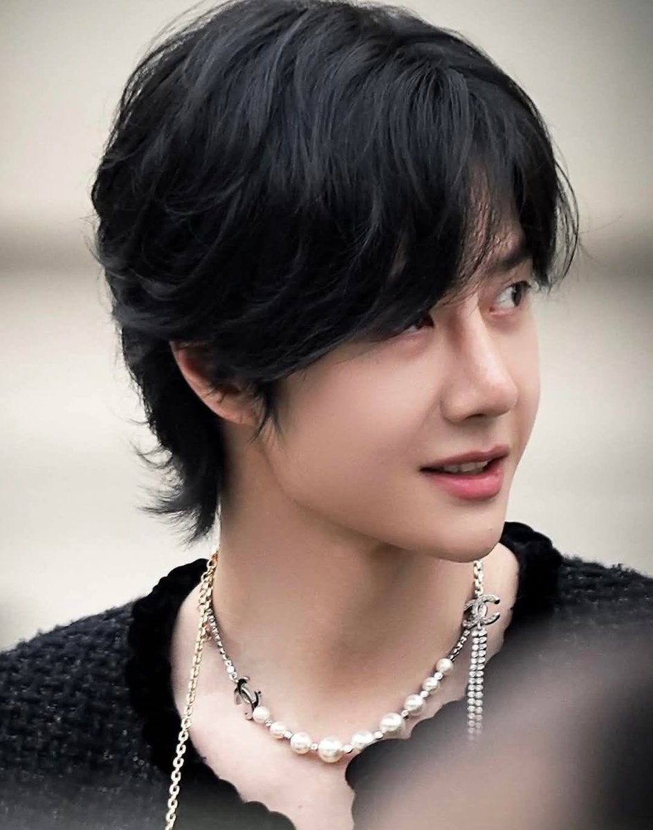 ปารีสแฟชั่นวีคปีนี้ พุดตรงๆ กุอยากดีลลับกับชาแนลมาก คือพี่จะให้ลุกหนูใส่ชุดไหนได้หมดเลย จะหล่อจะเท่ หรือจะไปแนวน่ารักๆลูกคุณหนูอีกก็ตามใจเลย แต่สิ่งที่ห้ามหายไปคือสร้อยมุกนะ เคมั้ย ขอด้วย เอามาหน่อย น้องป๋อกับสร้อยมุกคือที่สุดแล้วจริงๆ ㅠㅡㅠ