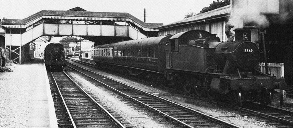 AarchiveF's tweet photo. Tavistock South, Devon, on the 8th Aug 1961. No 5572 waits to work the 4:30pm train to Plymouth, whilst No 5569 takes on water. 

For more about the history of Tavistock South Station: https://t.co/5gbqxKy39x https://t.co/d59KAXNrZi
