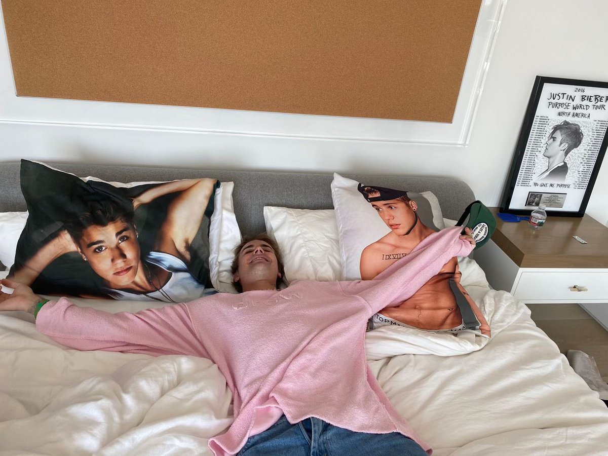 biebersmaniabr's tweet photo. Justin Bieber deitado numa cama com 2 almofadas do Justin Bieber e um quadro do Justin Bieber ao lado. https://t.co/QoT7kKblI0