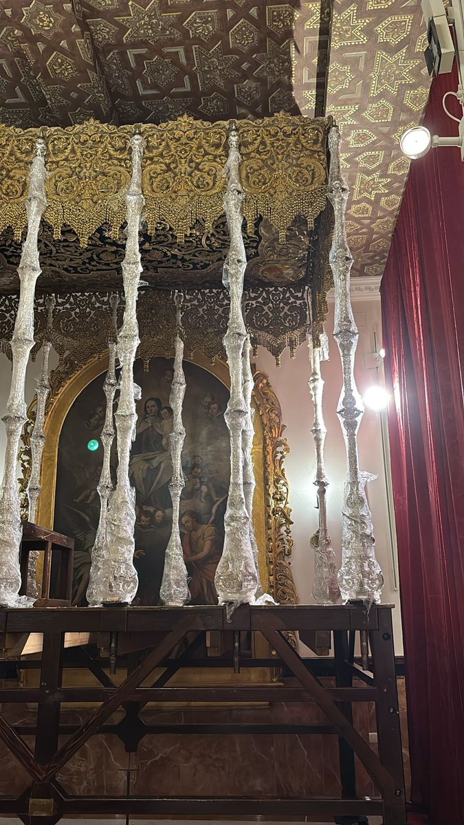 Señales de lo que está por venir.

Se alza el joyero de la Reina de Triana en el interior de la Capilla de los Marineros.

31 días.