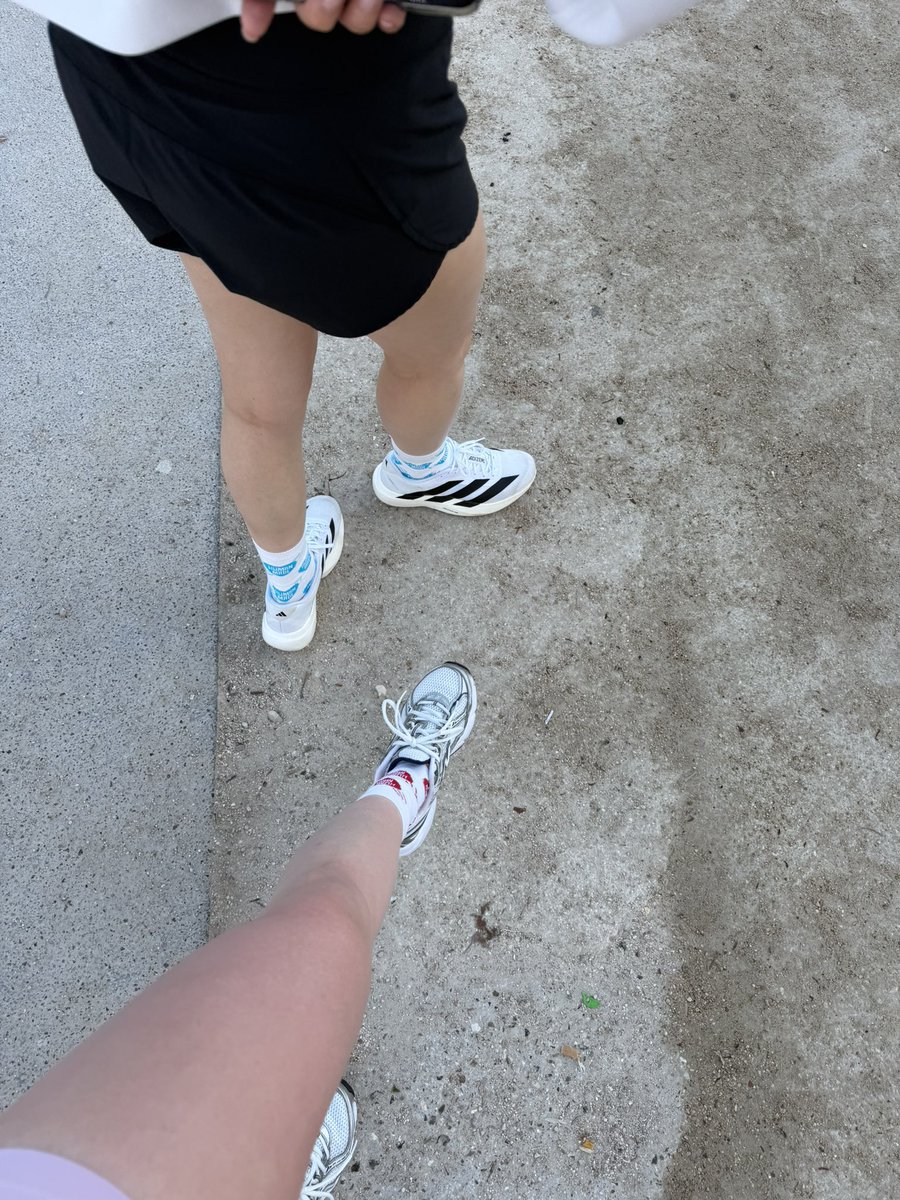 Passo por passo, mas sempre juntas. 💜🏃‍♀️
LINGORM TAKEOFF TO DIORAW26
#LingOrmDiorAW26APTLook
#LinglingKwong #OrmKornnaphat  #LingOrm #Dior #DiorAW26 #PFW