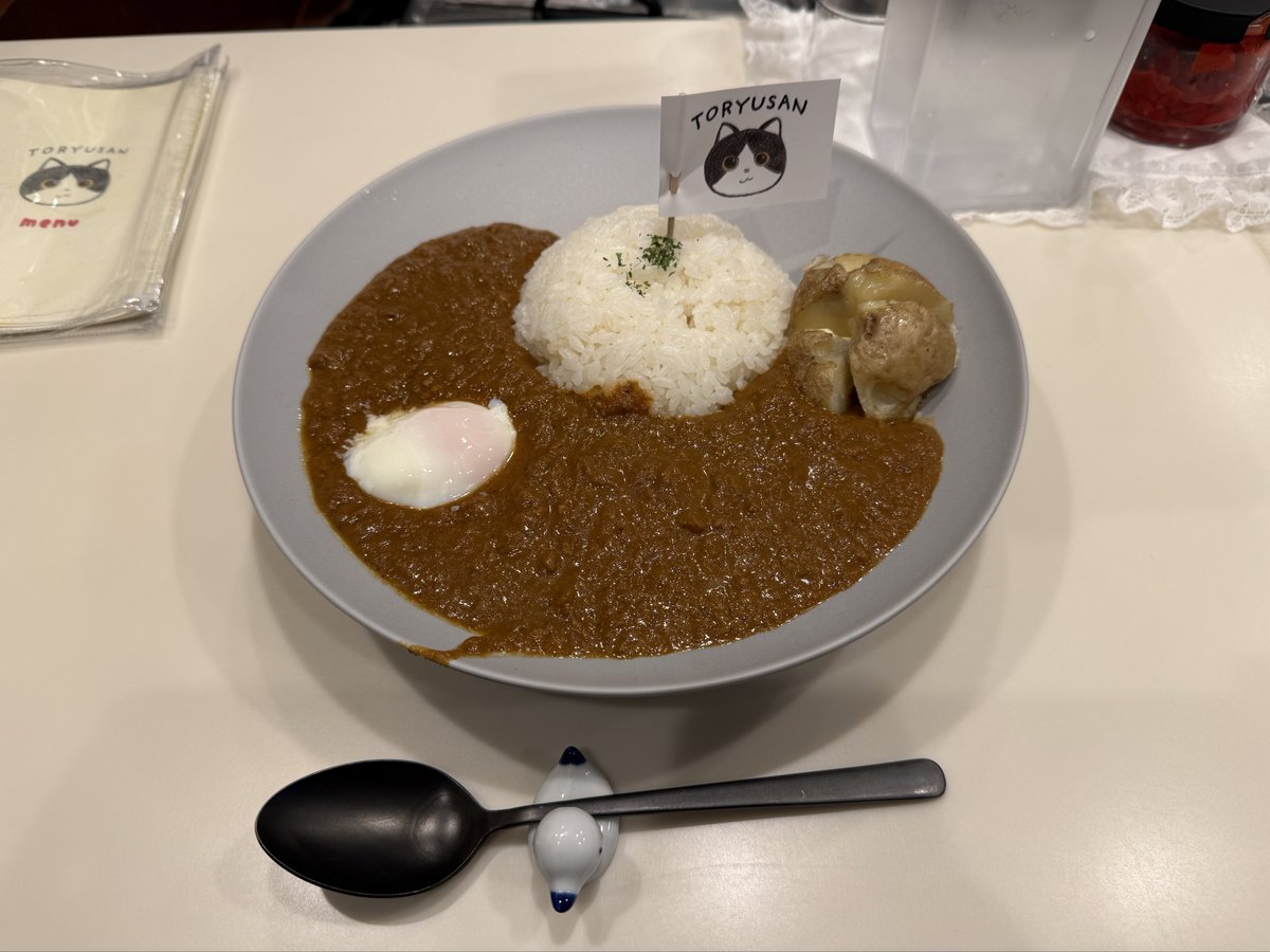 今日のランチ。初めて行ったカレーランチをやってる店。なんかかわいい旗がたってた。