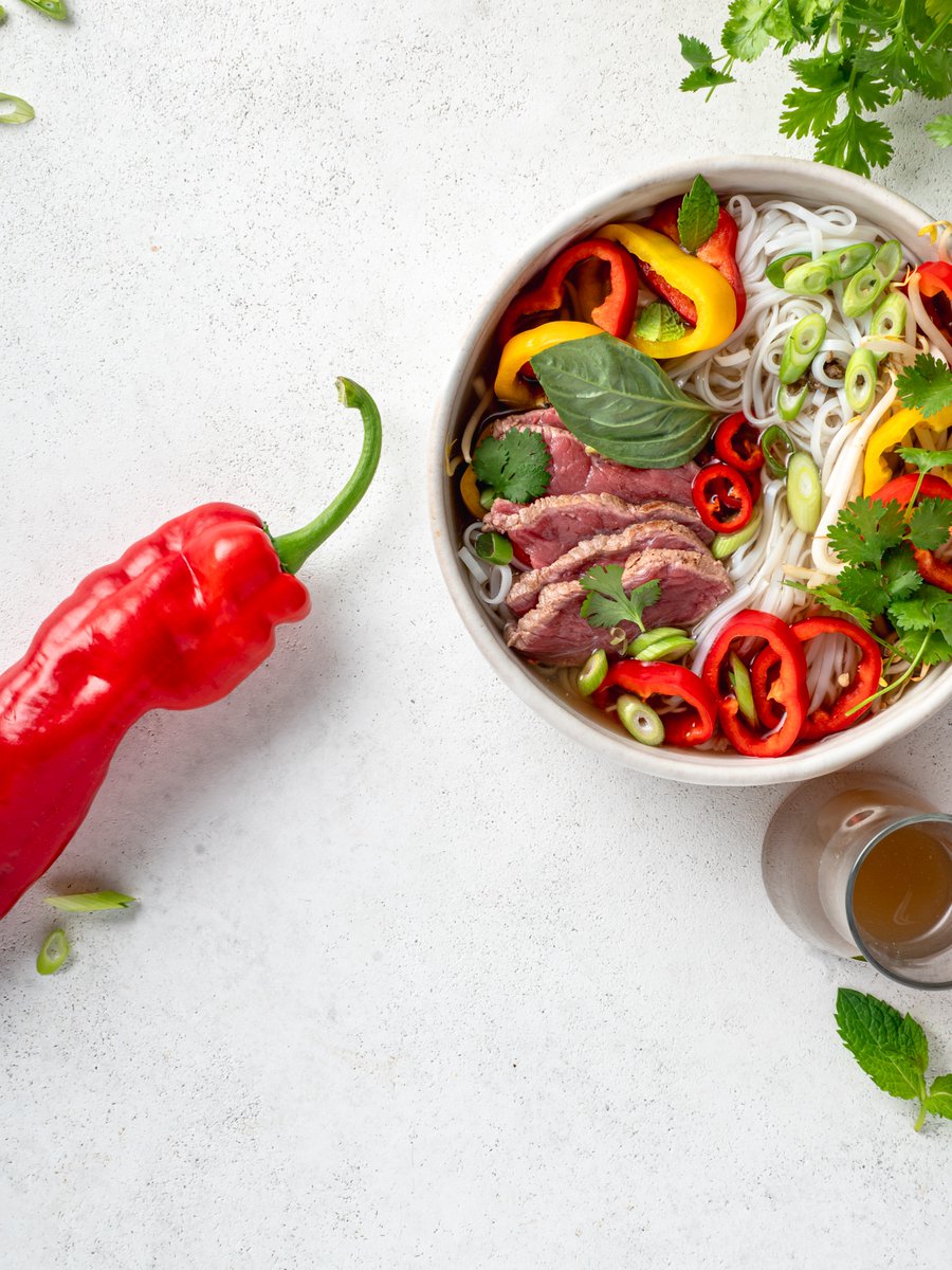 SweetPalermo_es's tweet photo. Un bowl que lo tiene TODO 🍜✨
Fideos suaves, láminas tiernas de carne, hierbas frescas… y el toque que marca la diferencia: Sweet Palermo rojo y amarillo, aportando dulzor natural, frescura y un crujiente irresistible en cada bocado 🌶️❤️💛
#sweetpalermo #vitaminac #pimientos https://t.co/HzIPjG1g8A